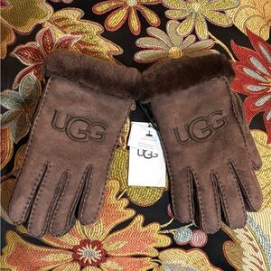 UGG sheepskin embroidered glove size M